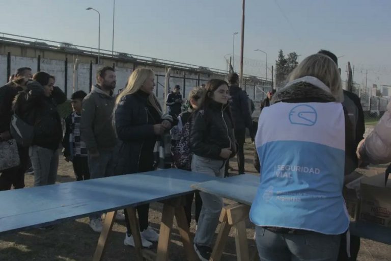 La ANSV capacitó y entregó cascos a 600 motociclistas en la cancha de Claypole.